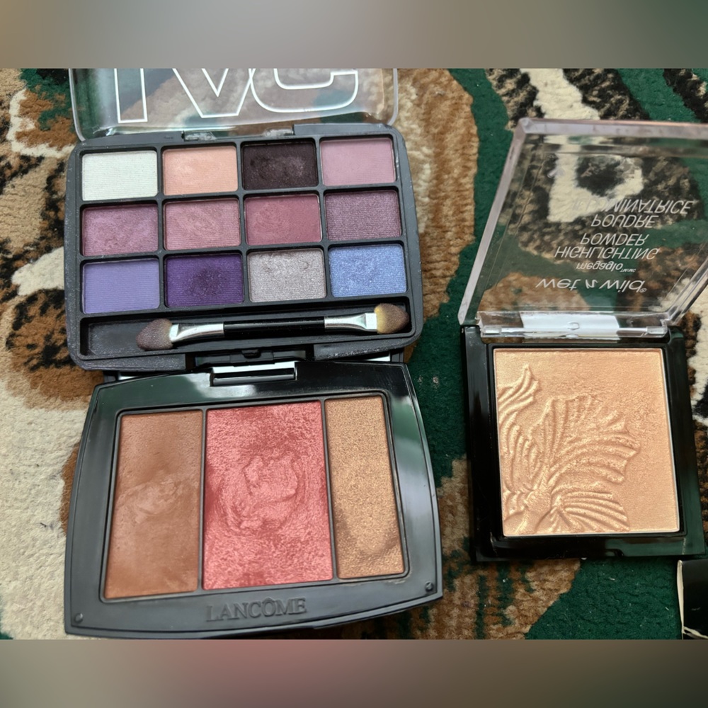 Makeup bundle. - Picture 3 of 4